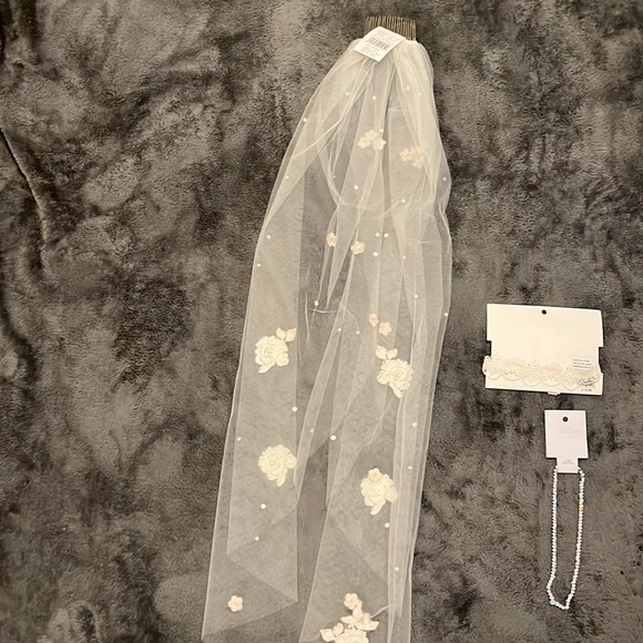 Brand new, Never Worn!!!!    Wedding dress with accessories. - Picture 2 of 5